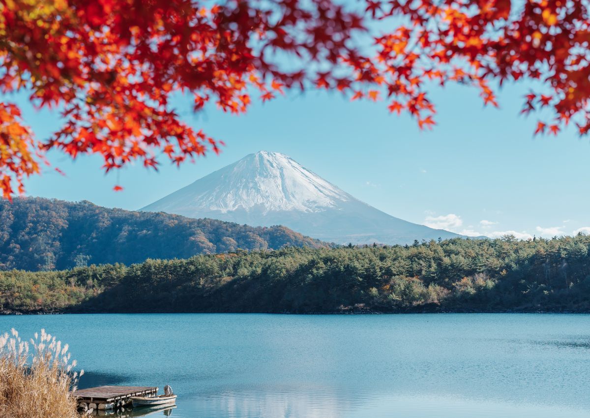 El monte Fuji con hojas otoñales