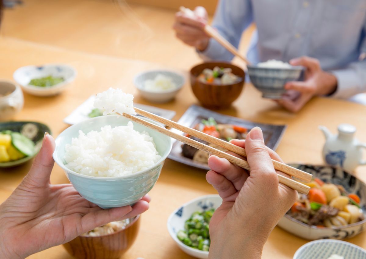 Japonés sosteniendo un cuenco de arroz al vapor