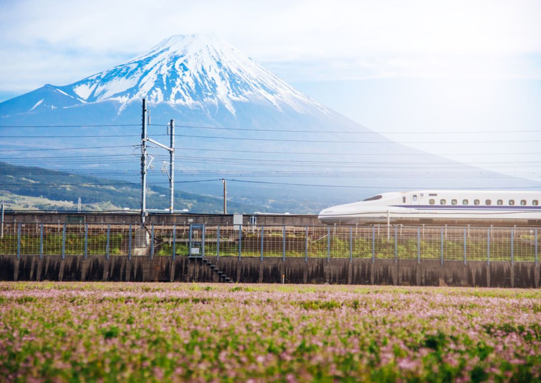 Tren Shinkansen pasando frente al monte Fuji.