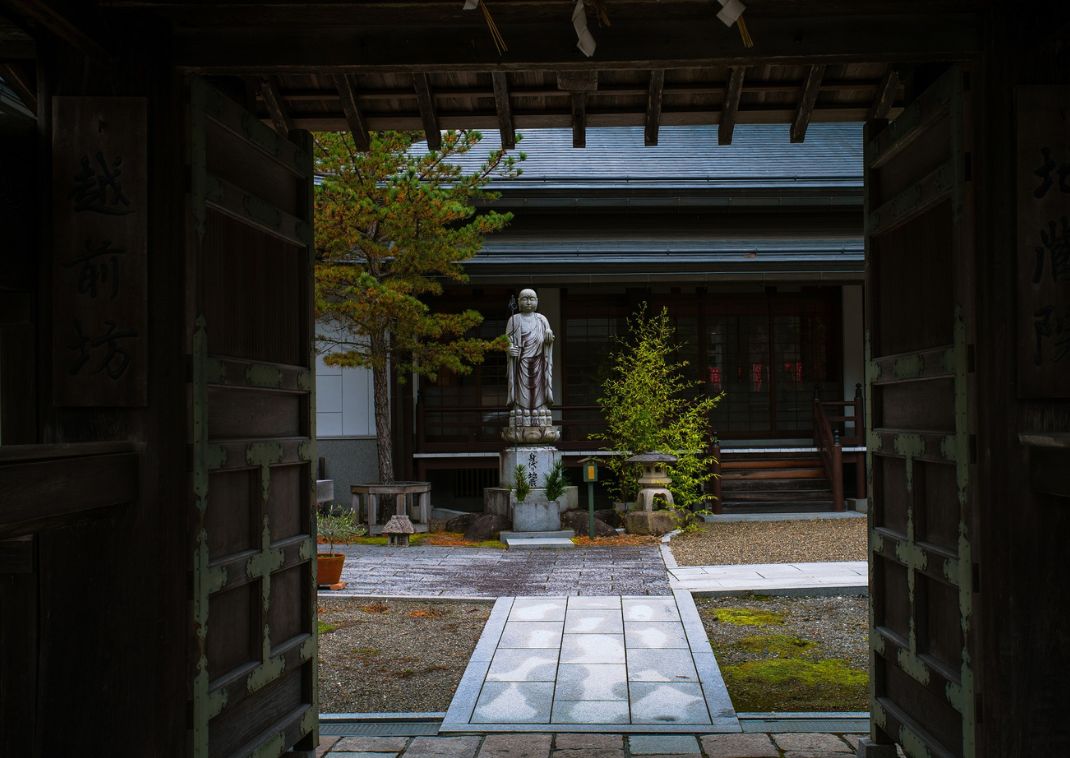 Un jardín ubicado dentro de un templo, en Japón