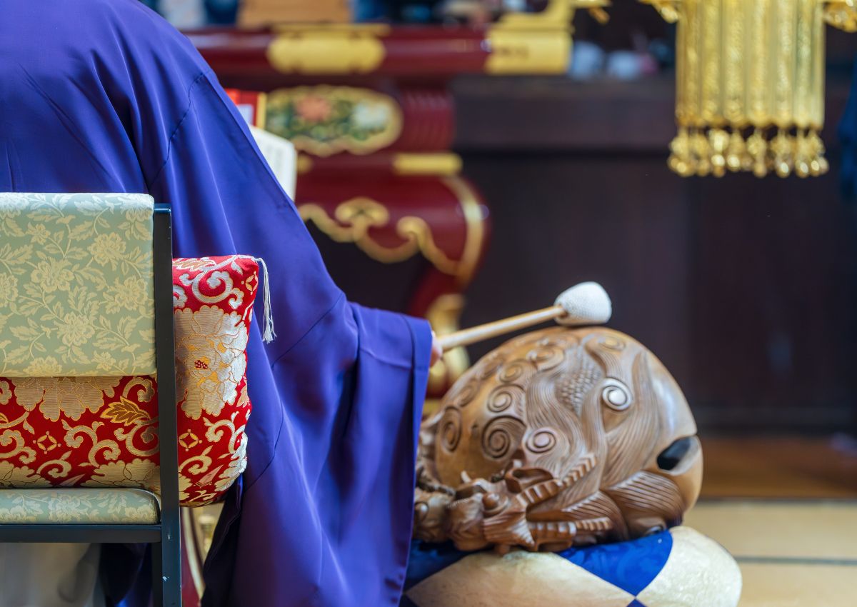 Monje rezando en un altar budista