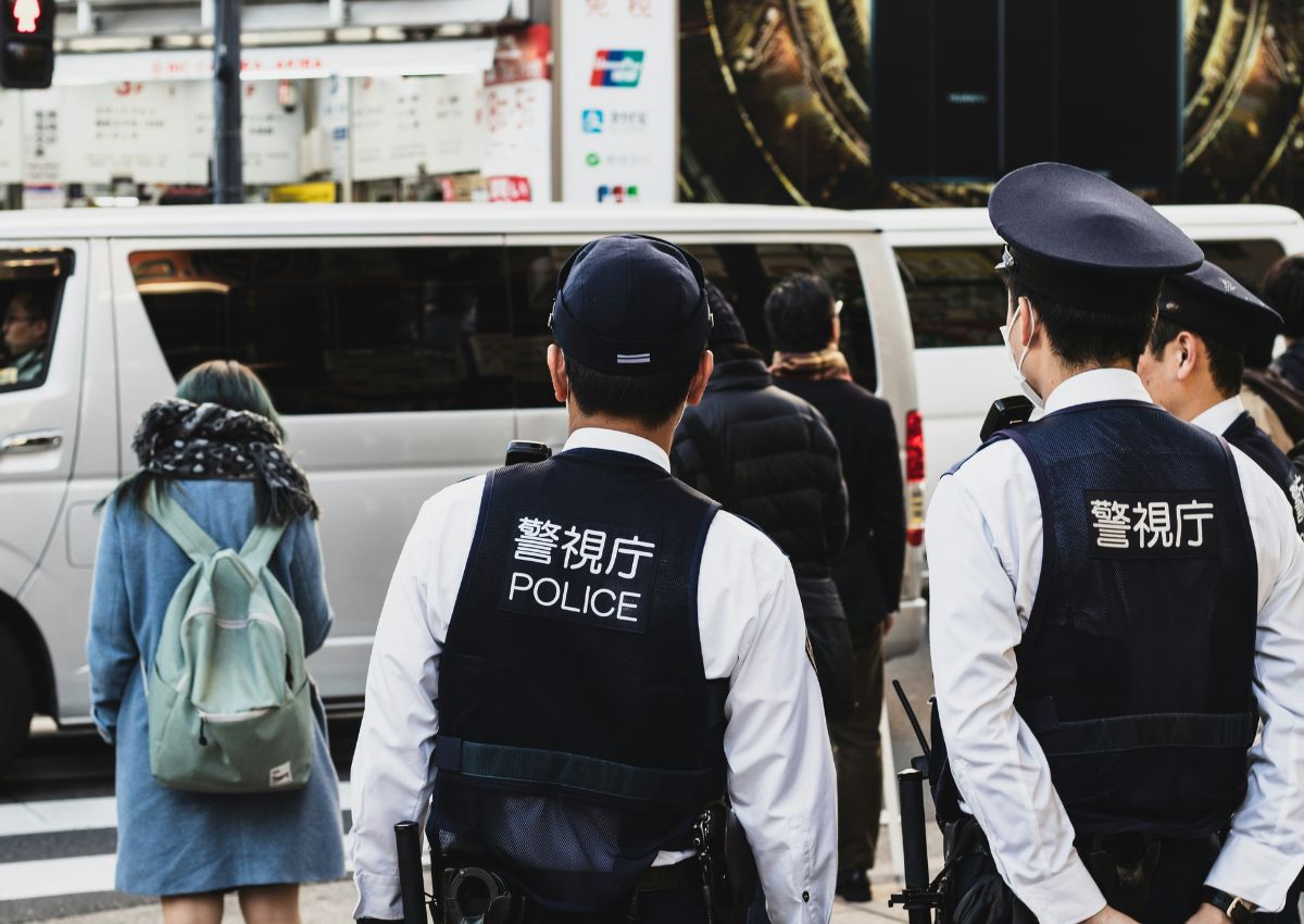 Dos agentes de policía japoneses en las calles de Tokio, Japón