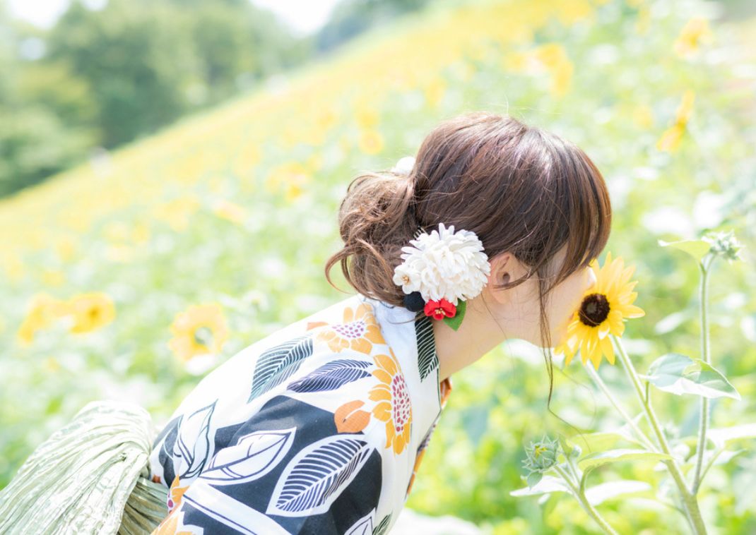 Joven vestida de yukata en el festival del girasol, Japón. 