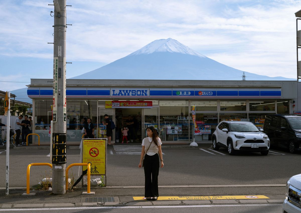 Una tienda de conveniencia japonesa con vistas al monte Fuji