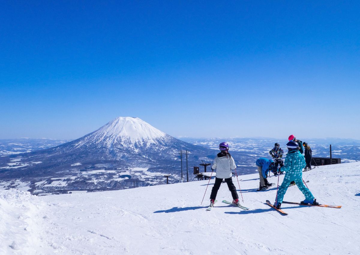 Esquiadores con el volcán de fondo en Niseko