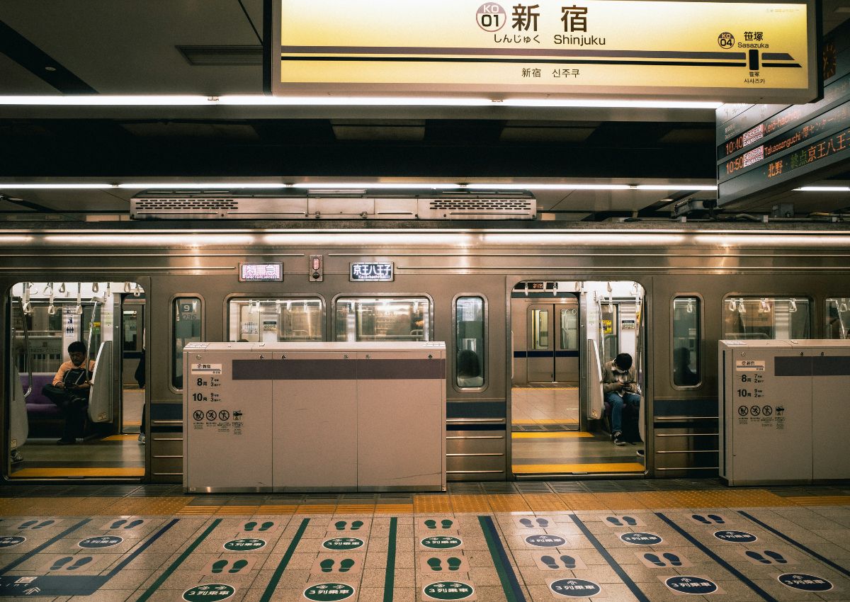 Andén de la estación de Shinjuku del metro de Tokio, Japón