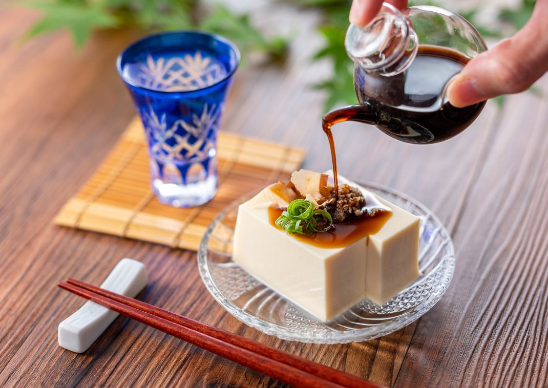 Hiyayakko, plato de tofu frío, Japón 