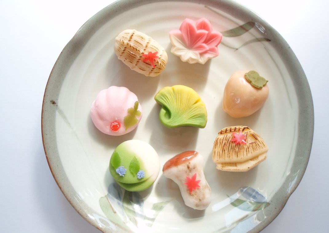 Surtido de dulces japoneses wagashi con temática otoñal