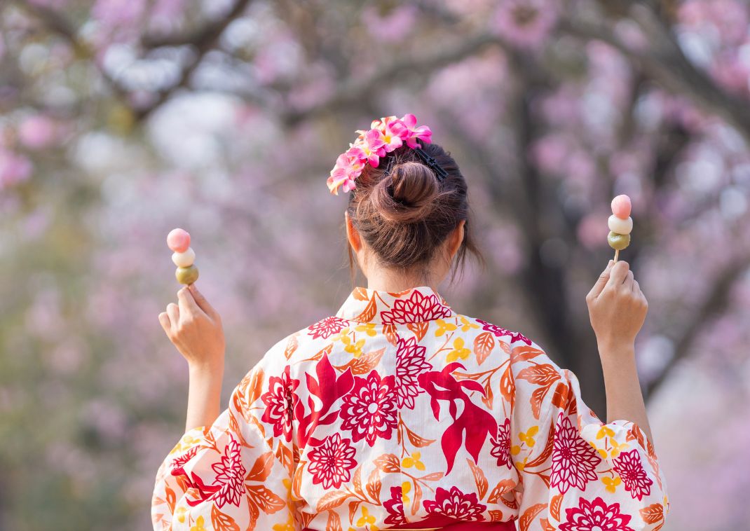 Mujer vestida con yukata en la temporada de los cerezos en flor