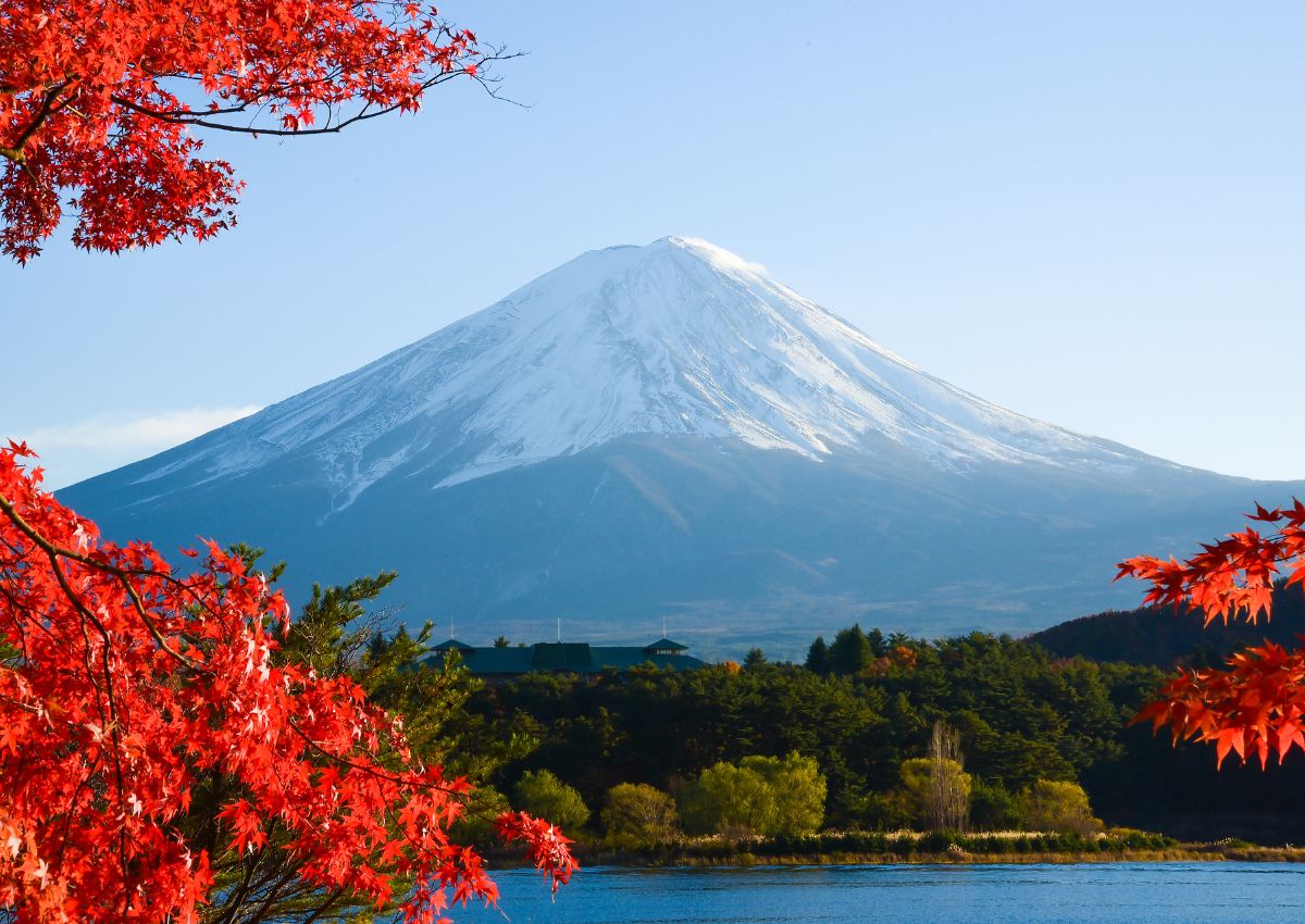 El monte Fuji rodeado de follaje otoñal, Japón