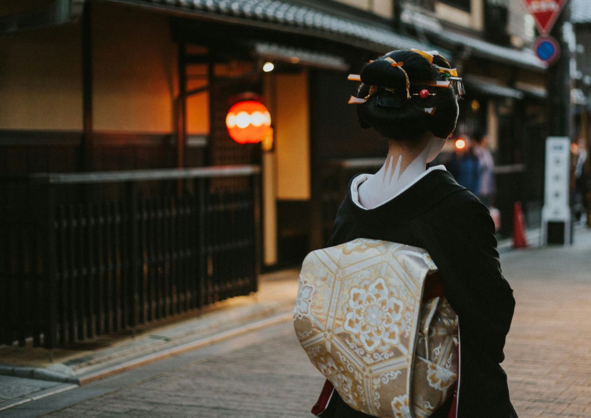 Geisha en kimono caminando en Kioto