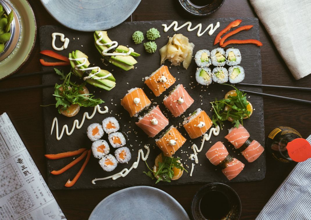 Tabla con makis variados en restaurante japonés moderno