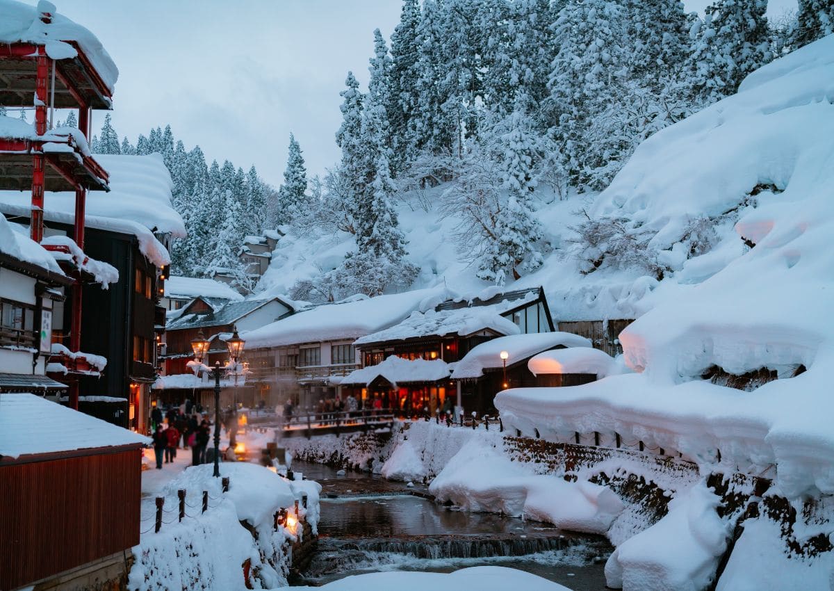 Paisaje invernal al atardecer en las aguas termales de Ginzan Onsen, prefectura de Yamagata, Japón