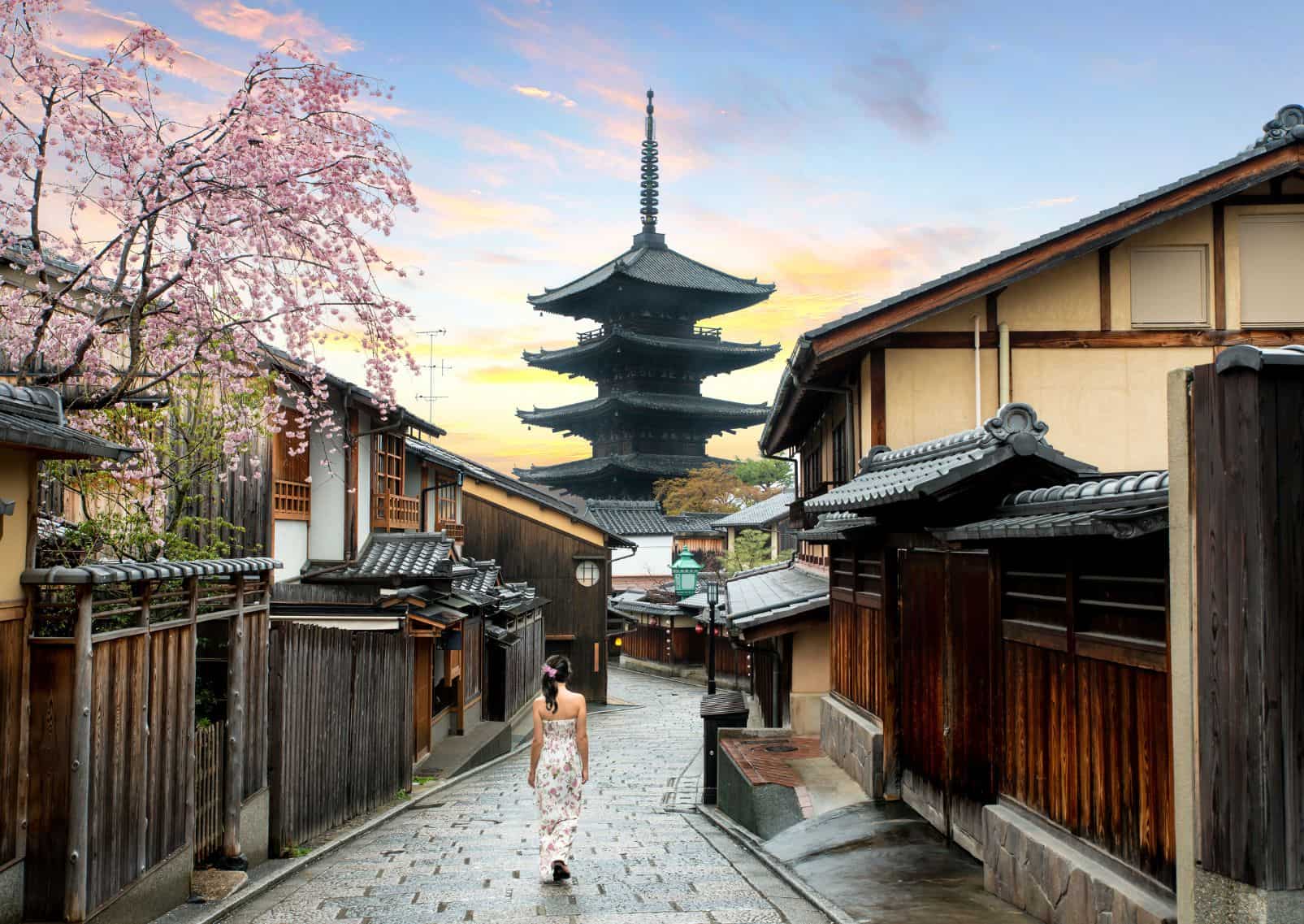 Mujer paseando a primera hora de la mañana en la Pagoda Yasaka, Sannenzaka, Kioto