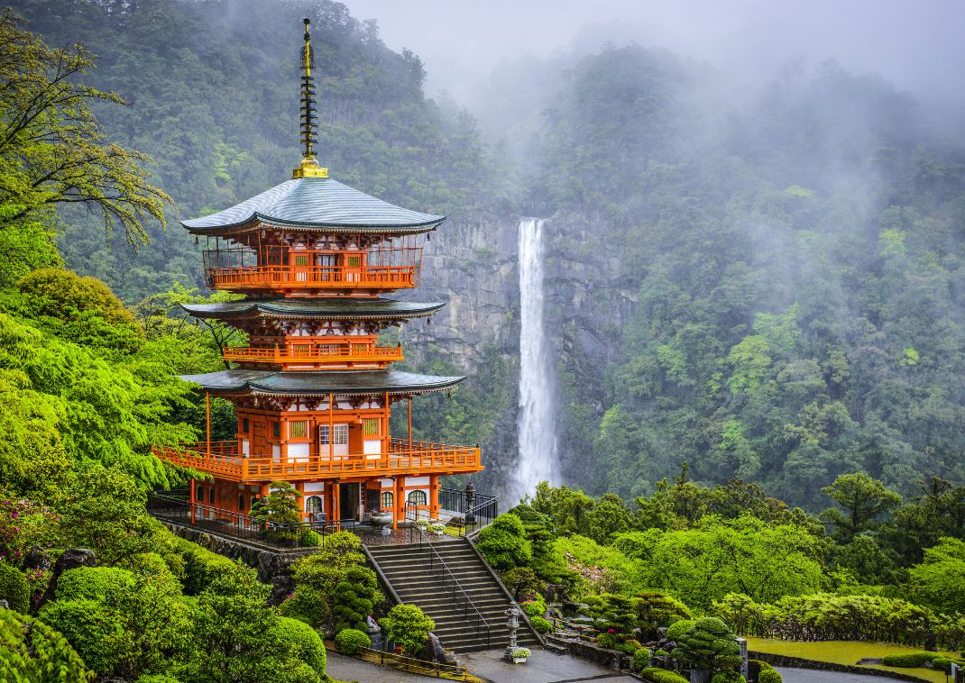 Cascada de Nachi en el famoso sendero de peregrinación, Kumano Kodo Trail, en la península de Kii. 