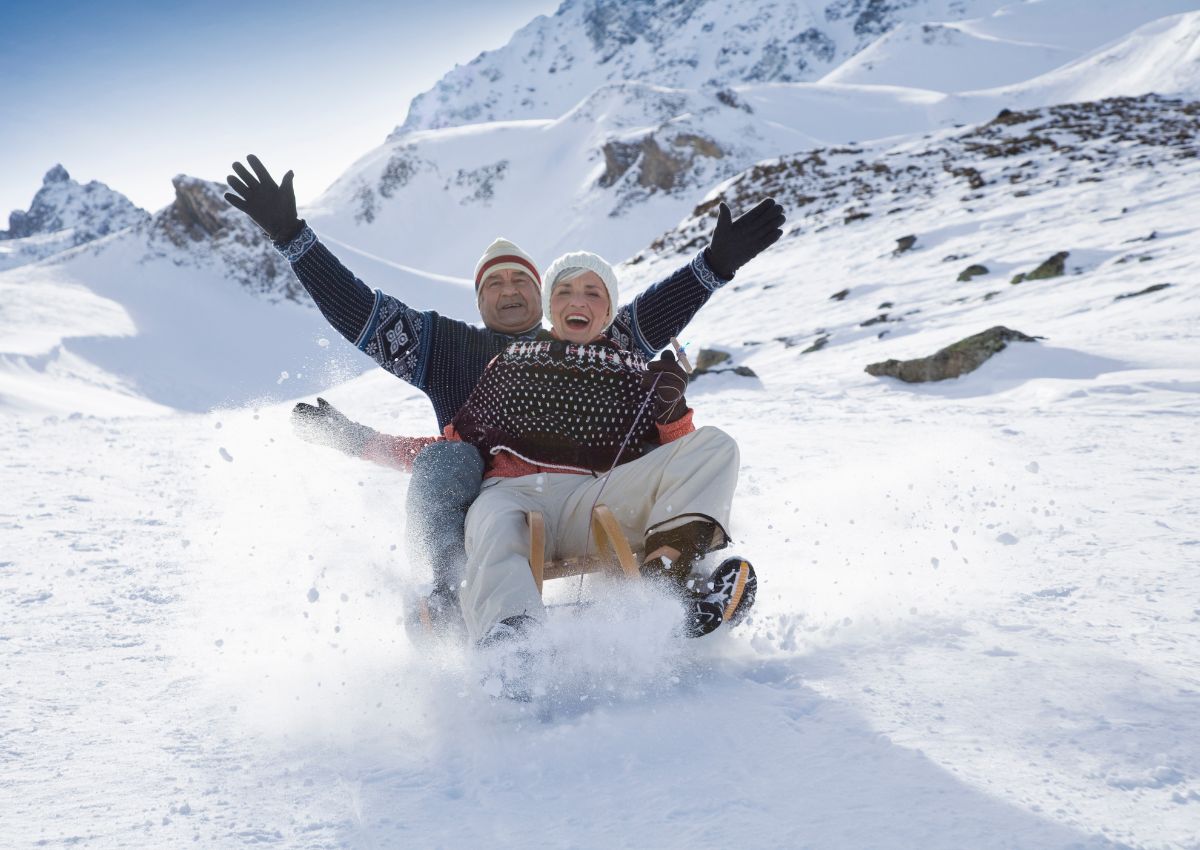 Pareja de mediana edad disfrutando de su viaje a la nieve en Japón