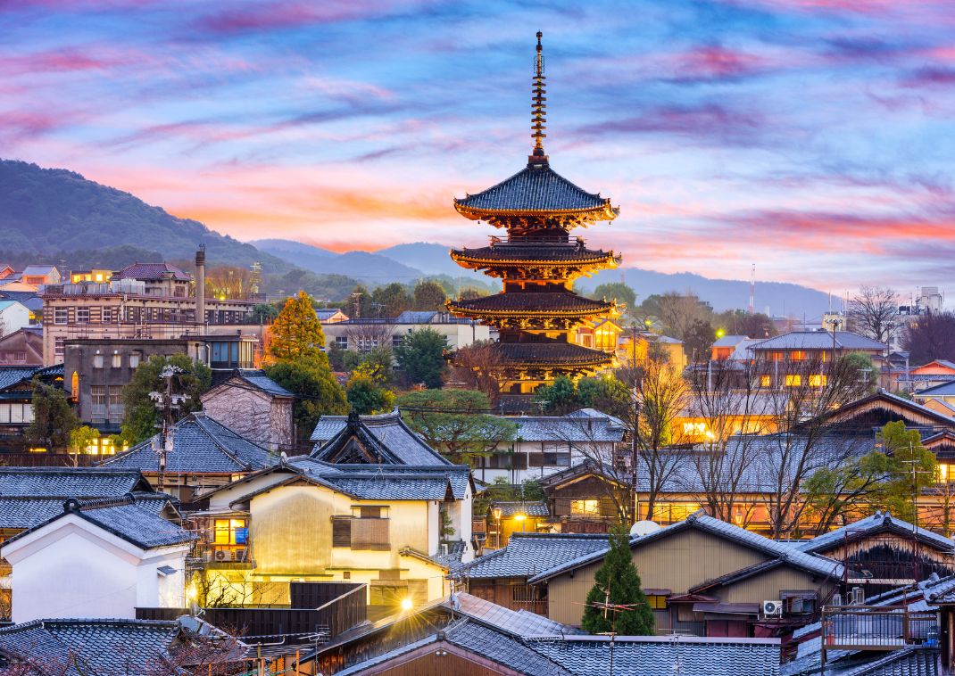 Paisaje urbano nocturno en el histórico distrito de Higashiyama, Kioto