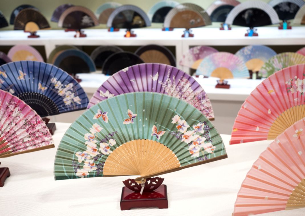 Selección de bonitos abanicos plegables japoneses