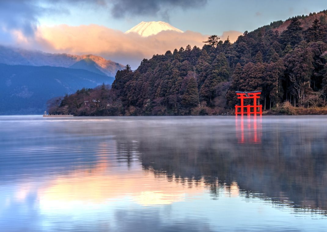 Reflejo del Monte Fuji sobre el lago Ashinoko, Hakone, Japón
