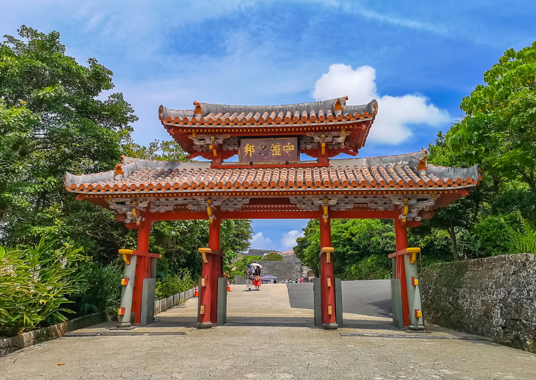 Puerta roja de Shureimon en el castillo de Shuri en Okinawa, Japón, con cielo azul