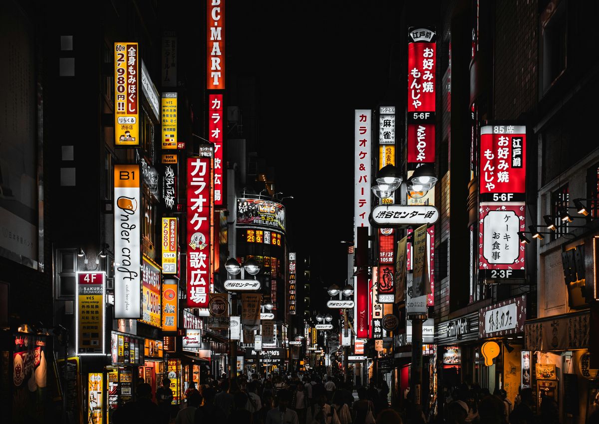 Gente paseando por las callejuelas de Tokio por la noche, Japón.