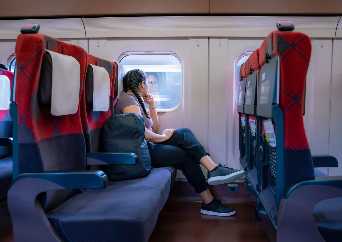 Joven sin equipaje disfrutando de su viaje en shinkansen