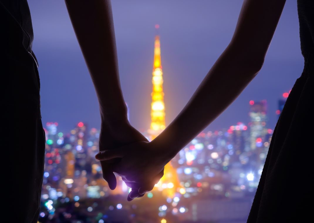 Silueta de una pareja de enamorados con la Torre de Tokio, Japón.