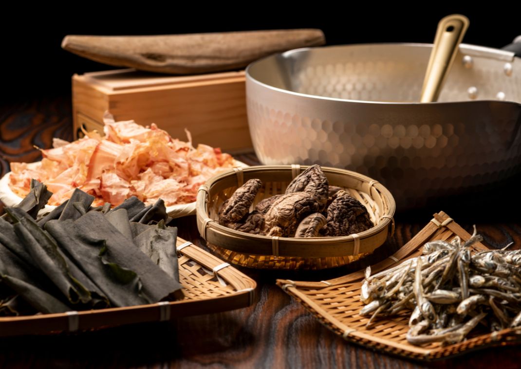Ingredientes utilizados en cocina japonesa para potenciar el sabor como algas o setas secas