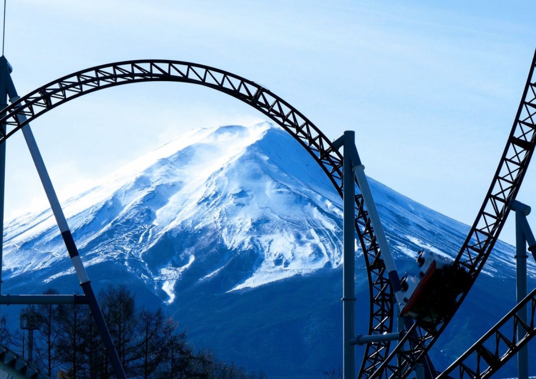 montaña rusa frente al monte Fuji en el parque temático Fuji-Q Highland