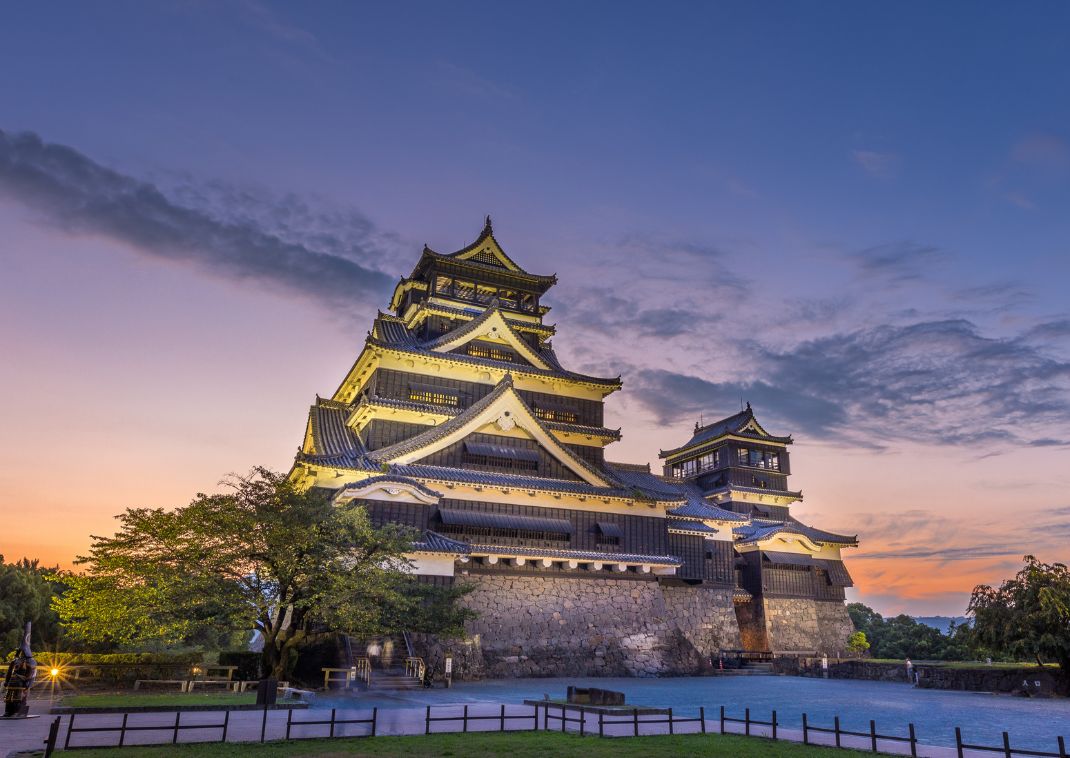 puesta de sol en el castillo de kumamoto, Japón.