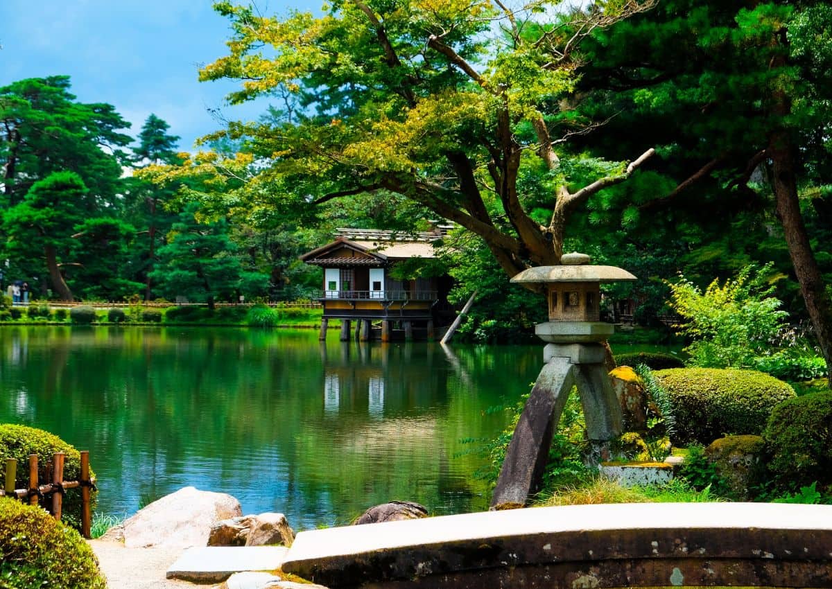 Casa de té y estanque en el jardín Kenrokuen, Kanazawa, Japón