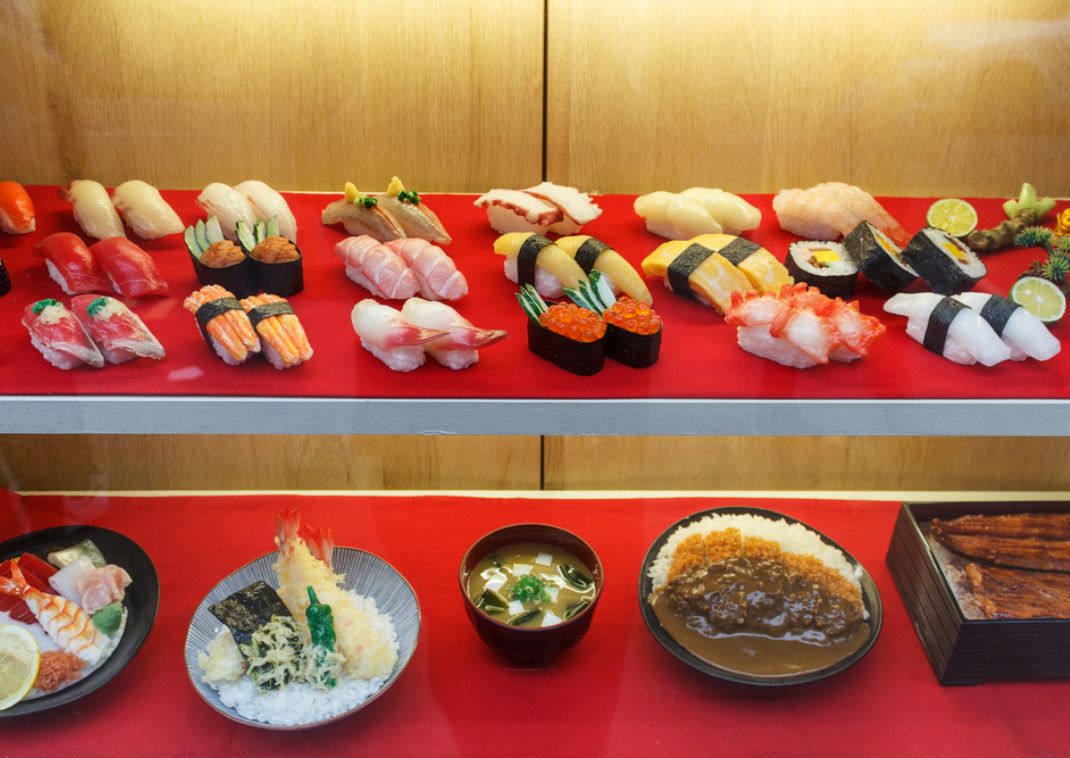 Comida falsa expuesta en un restaurante en Japón
