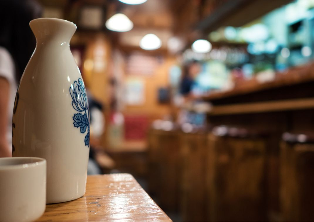 botella y taza, al fondo del bar budista Vowz, en Japón