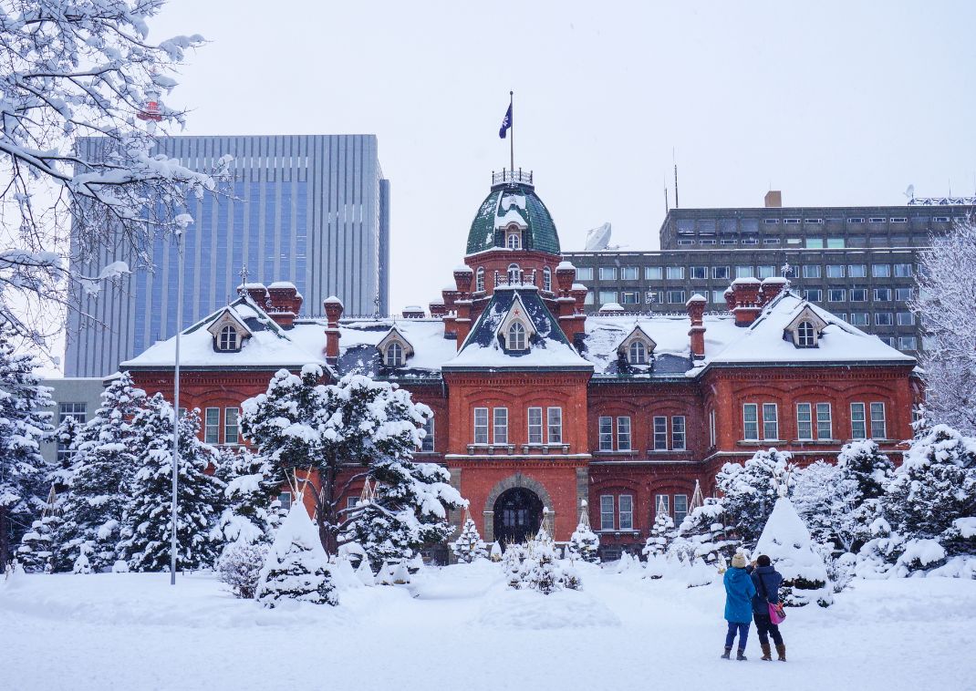 Vista de la antigua Oficina Gubernamental de Hokkaido en Sapporo, Hokkaido, Japón, en invierno con nieve.
