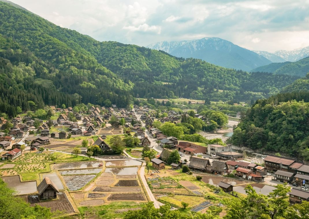 Antigua granja tradicional con techo de paja en la aldea de Suganuma Gassho-zukiri, Japón.