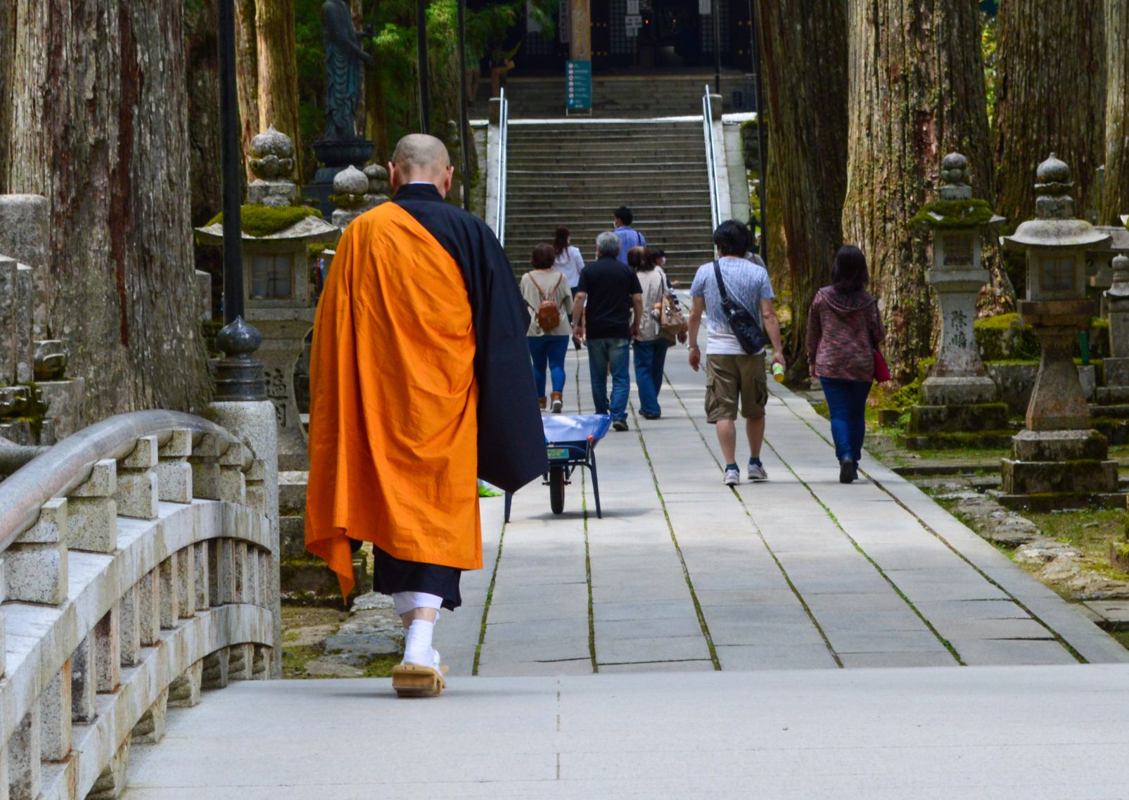 Monje budista caminando hacia un templo en el monte Koya, Japón