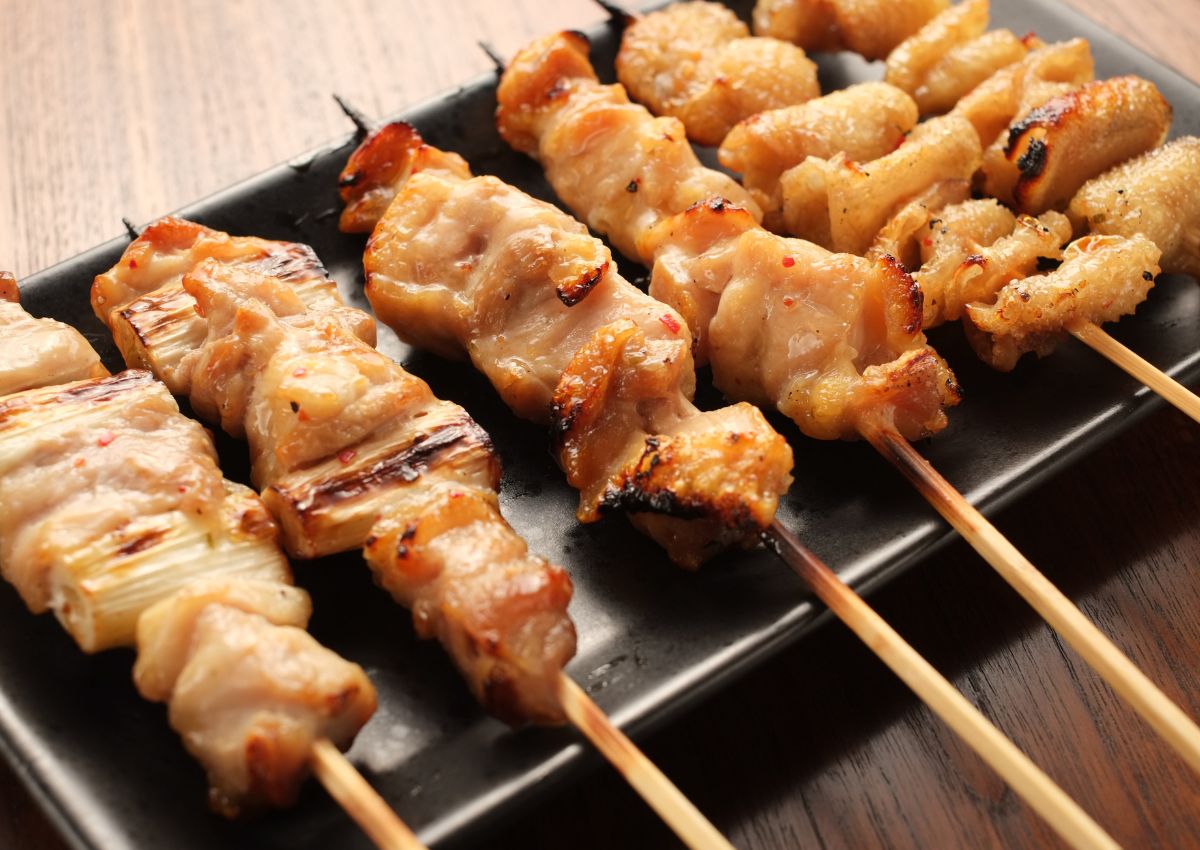 Yakitori aderezado con sal