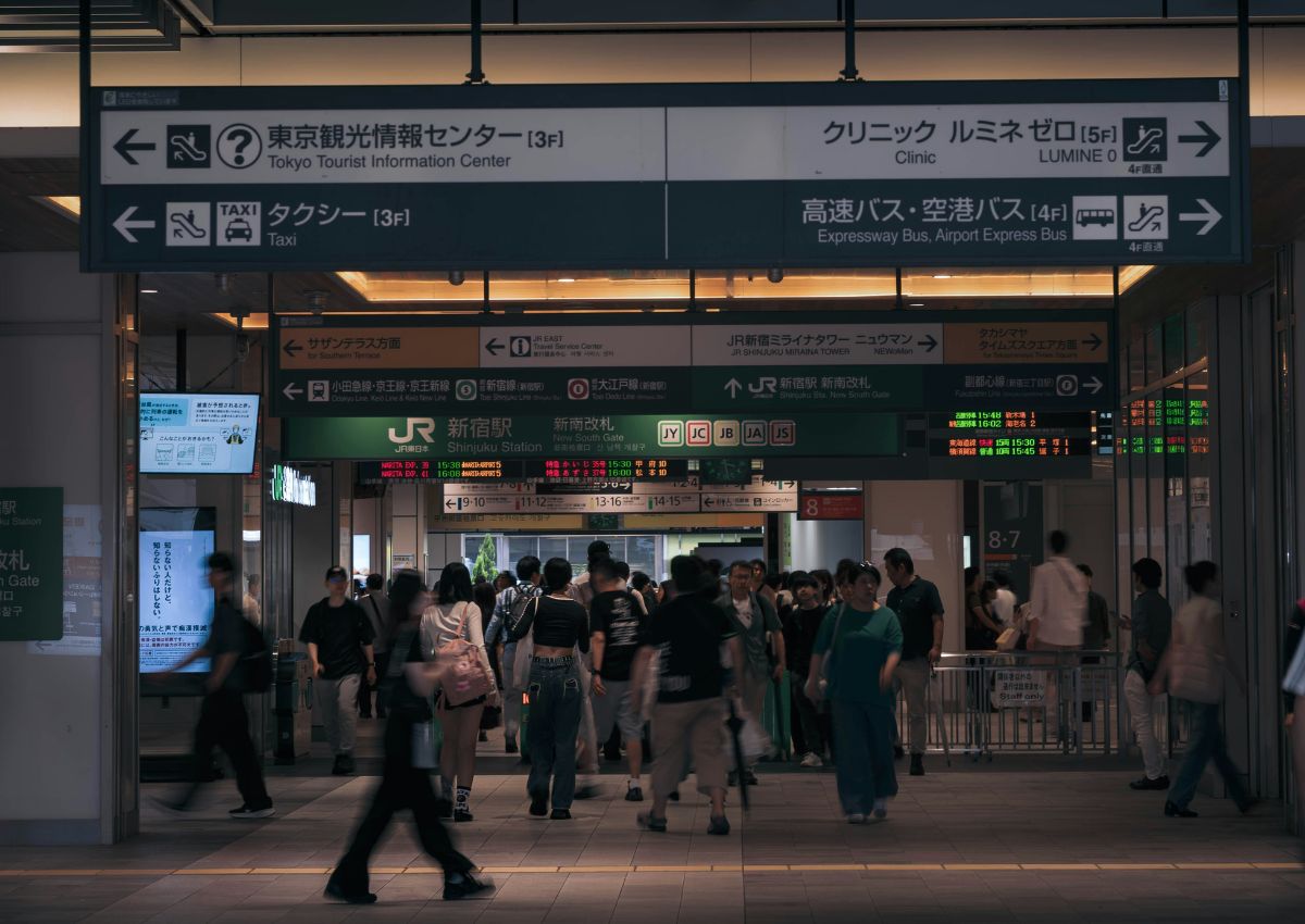 Estación en Japón con cartel informativo del autobús al aeropuerto