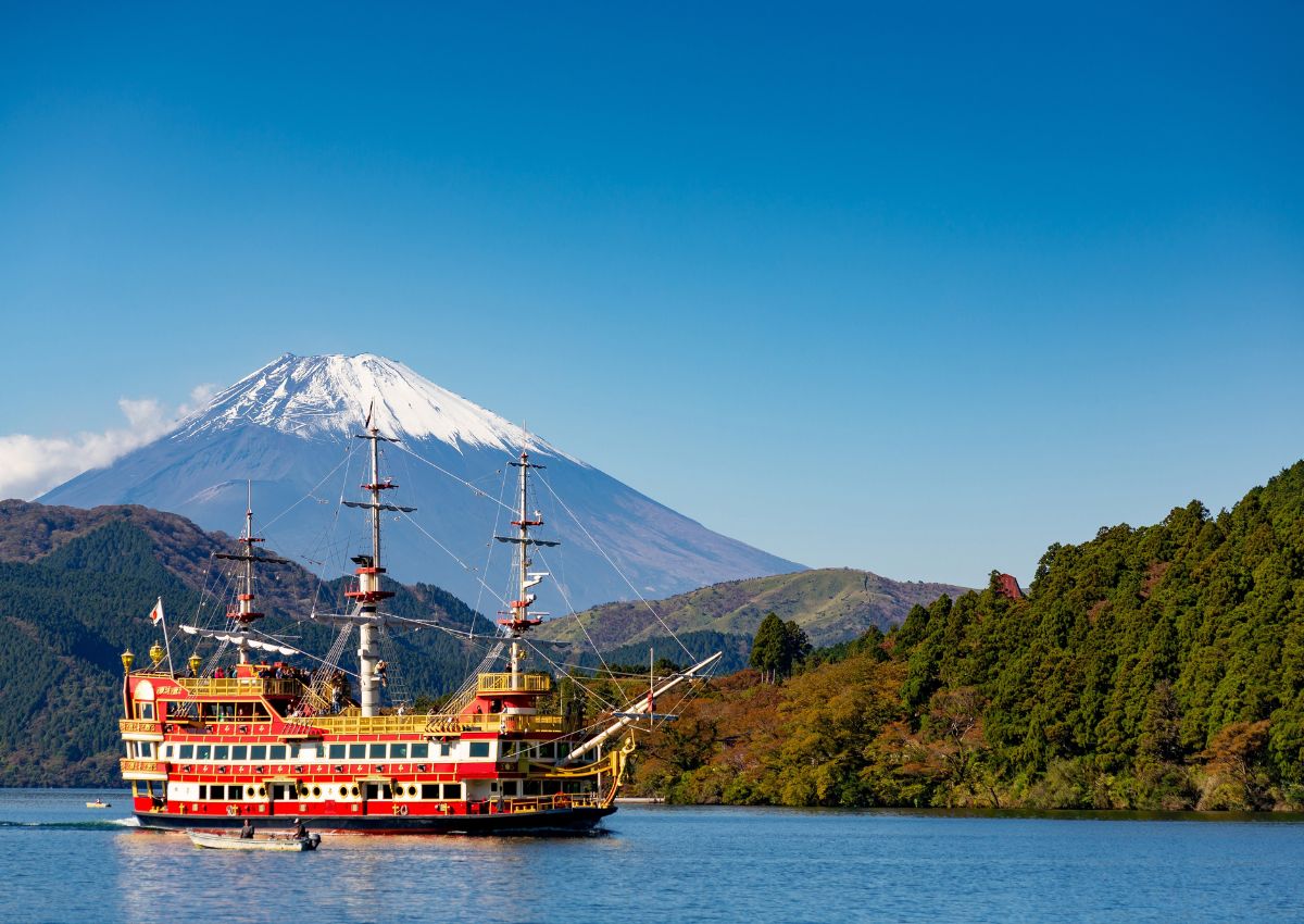 Barco en el lago Ashii, Hakone, Japón