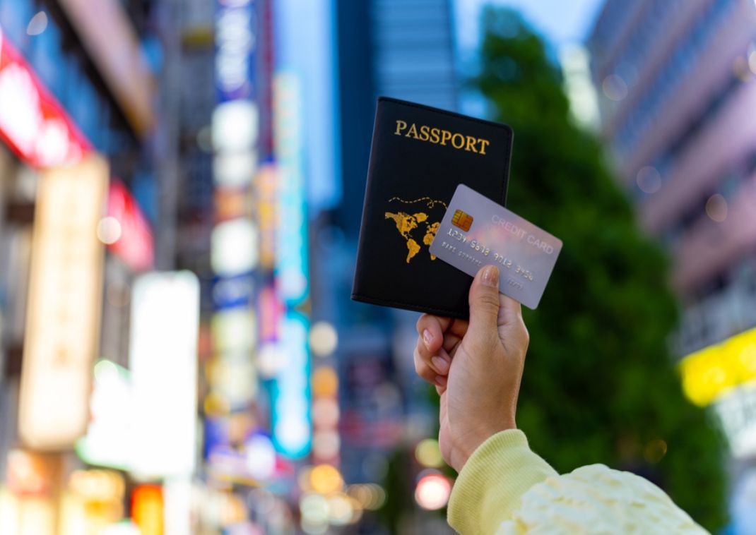 Una mujer con un pasaporte y una tarjeta de crédito en Tokio