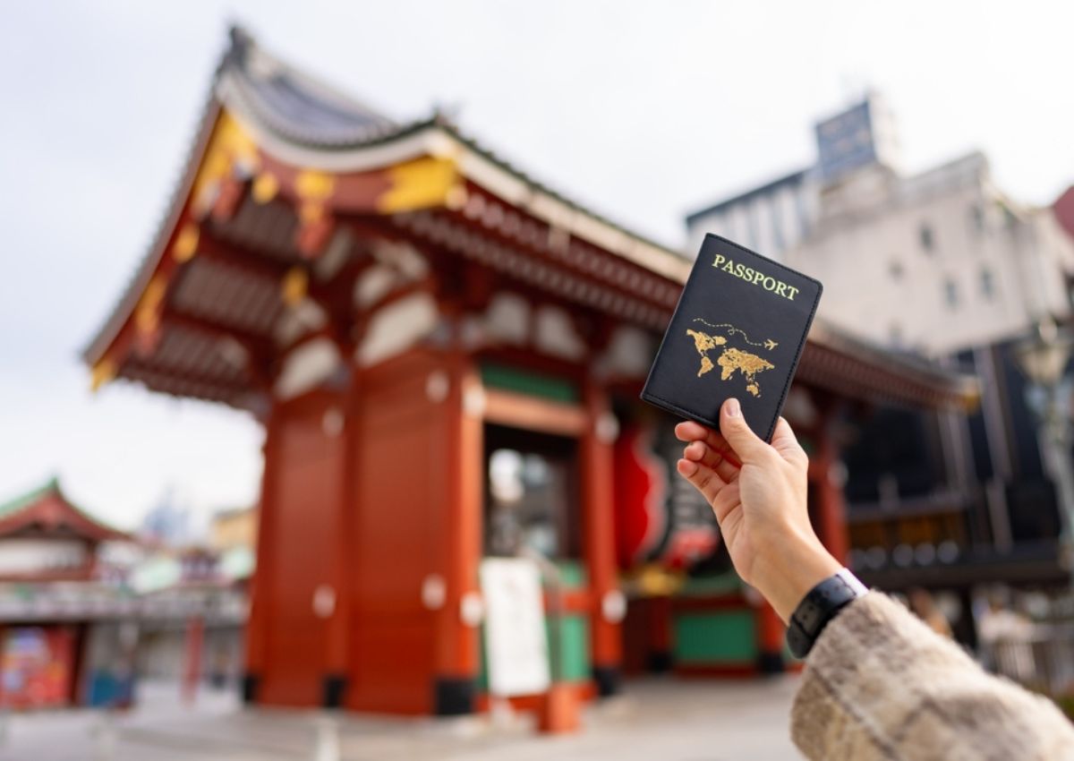  Mano de mujer sosteniendo un pasaporte y una tarjeta de crédito en Tokio