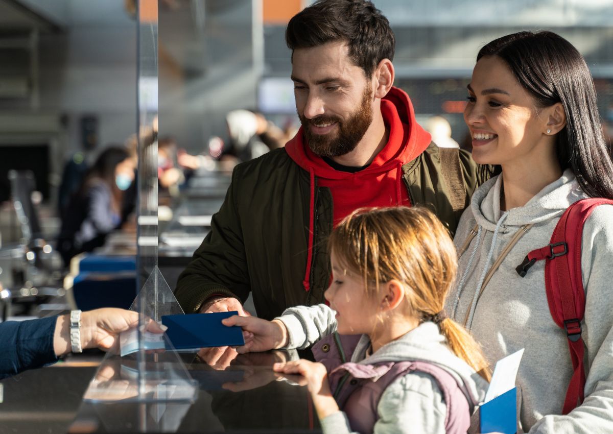 Familia pasando el control de pasaportes en el aeropuerto