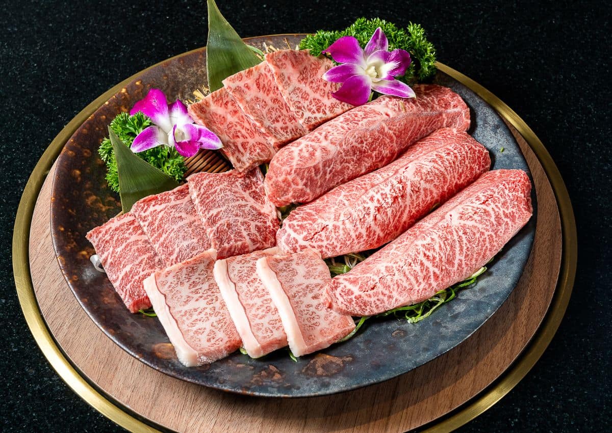 Carne de Wagyu servida elegantemente
