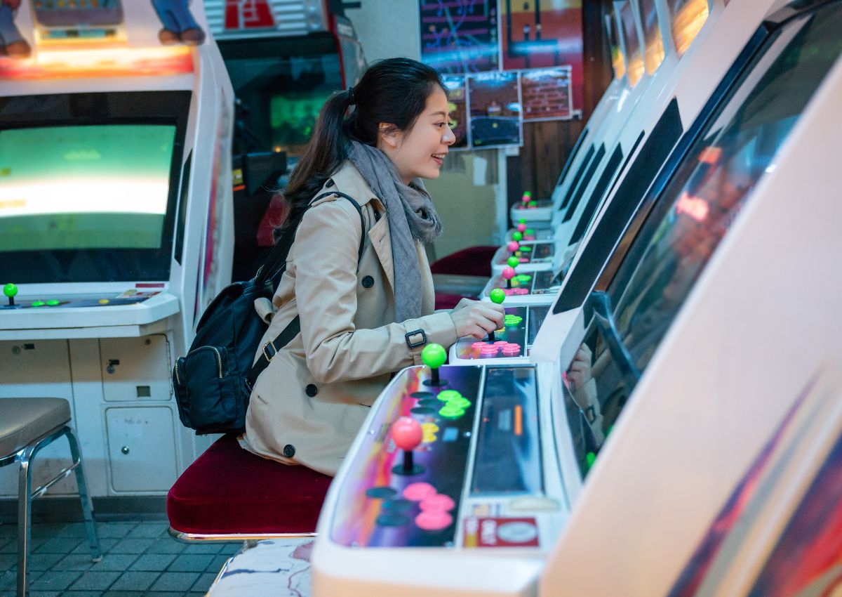 Chica jugando con una máquina de juegos