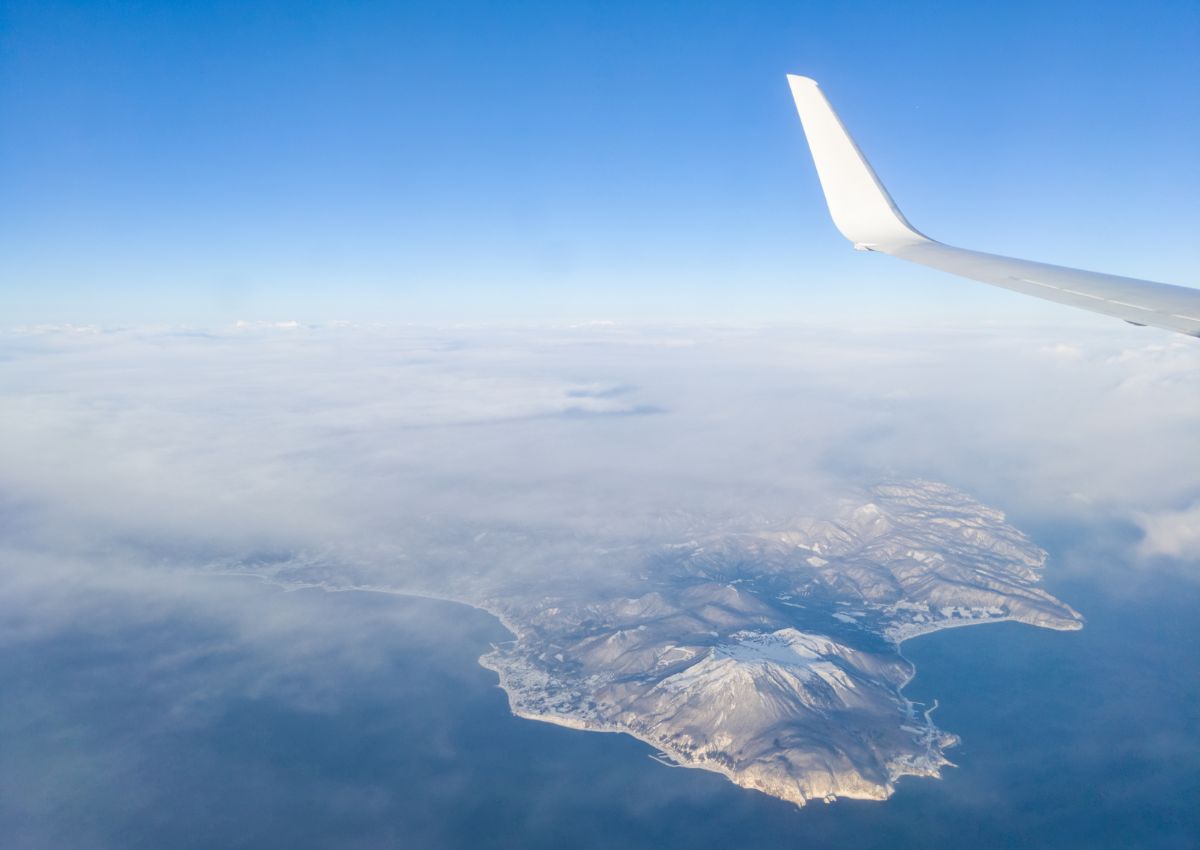 Avión sobrevolando el paisaje invernal de Hakodate, Hokkaido