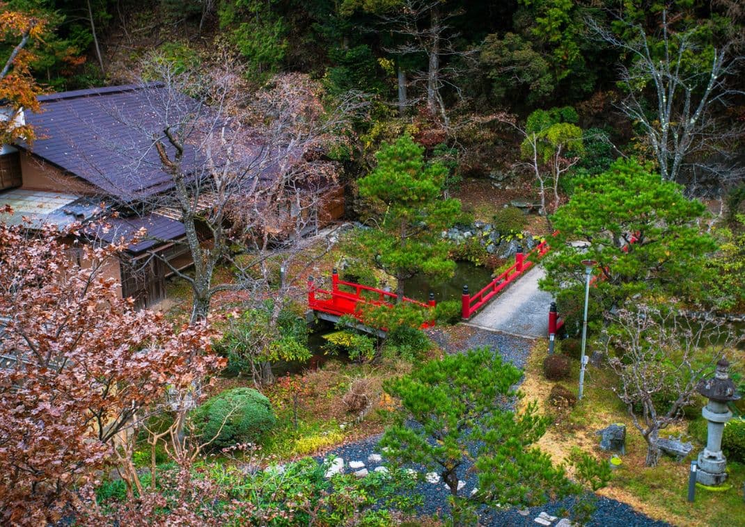 Un jardín zen dentro del templo Shekishou-in, uno de los muchos donde puedes dormir en Japón