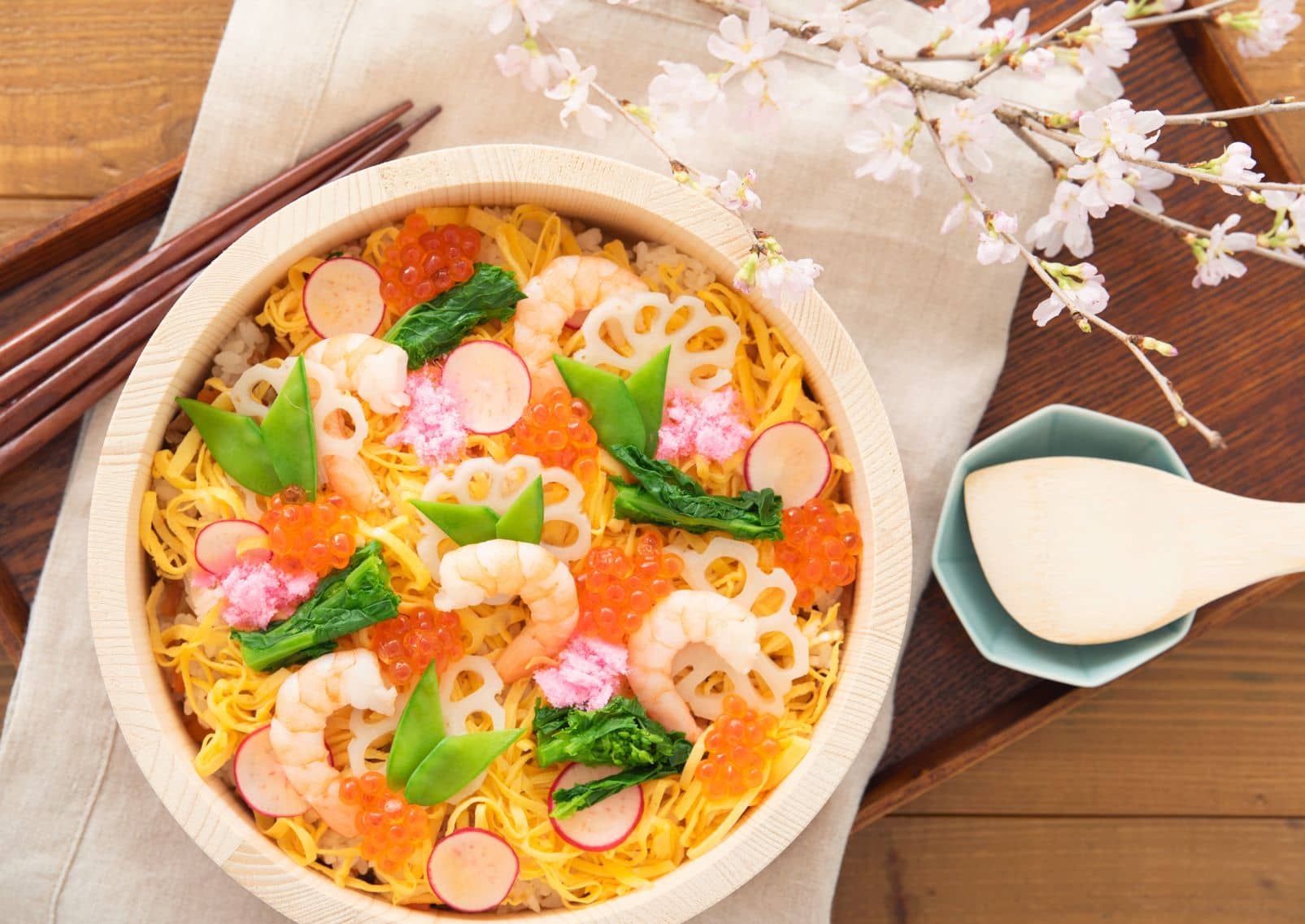 Colorido Chirashi sushi, plato típico japonés