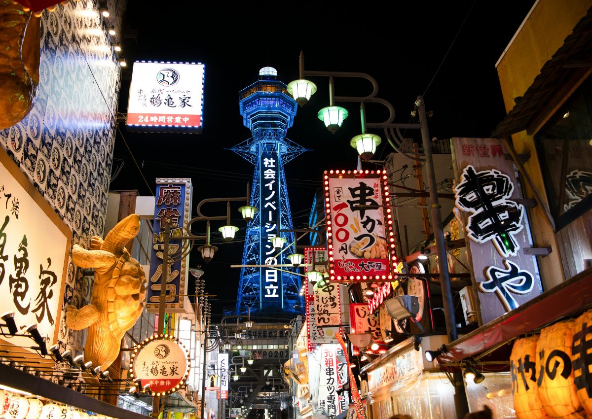 Distrito retro de Shinsekai por la noche, Osaka