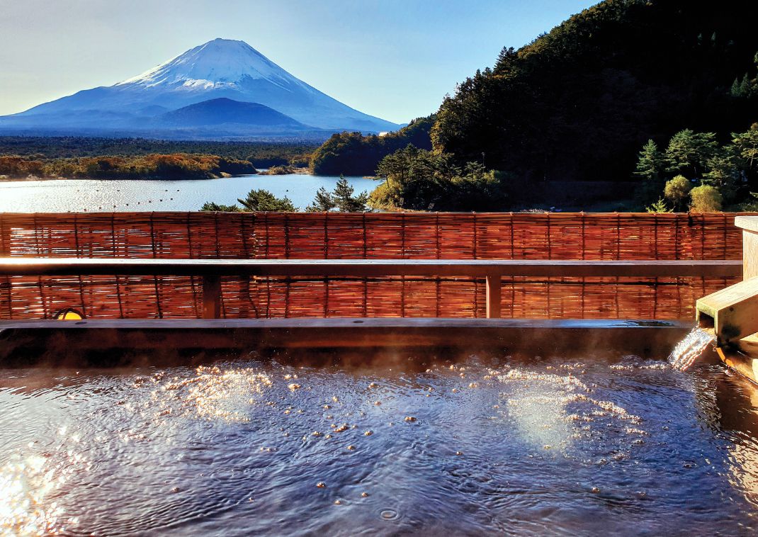Aguas termales japonesas con vistas al monte Fuji, Japón.