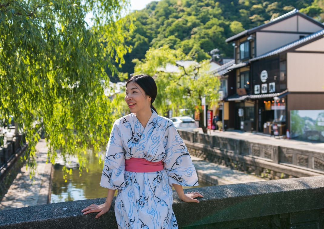 Chica con yukata en ciudad termal 